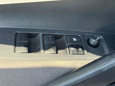 Used 2020 Toyota Corolla LE image 16