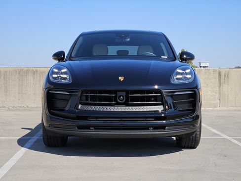 Certified 2025 Porsche Macan image 11