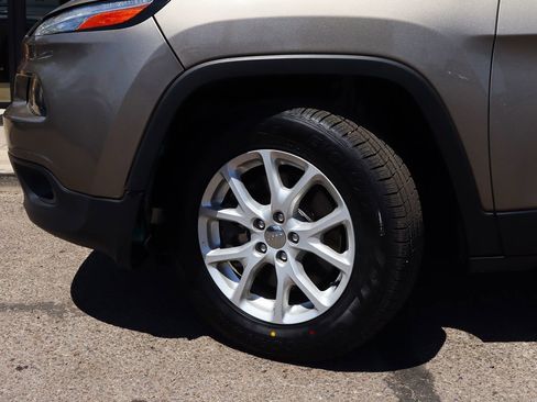 Used 2017 Jeep Cherokee Latitude w/ Comfort/Convenience Group image 5