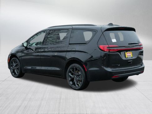 New 2026 Chrysler Pacifica Limited image 5