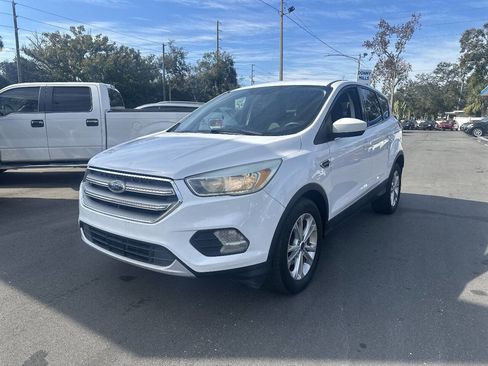 Used 2017 Ford Escape SE image 2