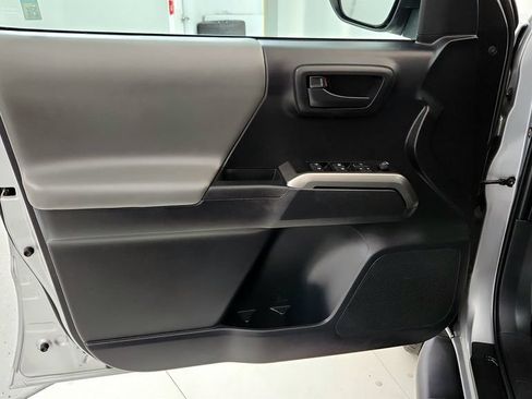 Used 2020 Toyota Tacoma SR5 AWD/4WD image 24