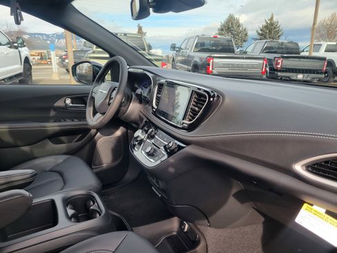 New 2026 Chrysler Pacifica Select w/ S Appearance Package AWD/4WD image 23