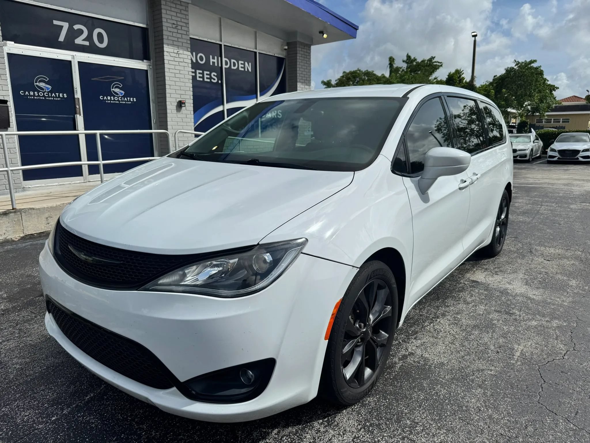 Used 2019 Chrysler Pacifica Touring Plus w/ S Appearance Package FWD image 1