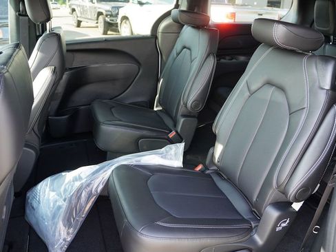 New 2026 Chrysler Pacifica Select image 11