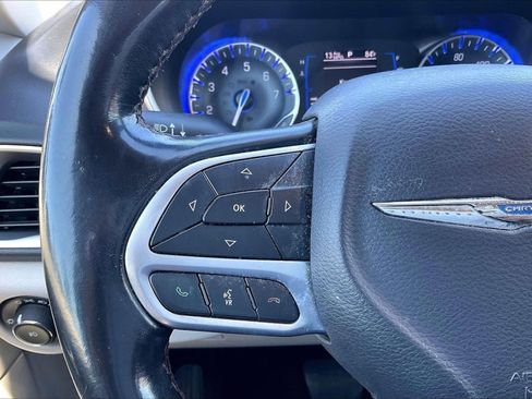 Used 2019 Chrysler Pacifica Touring-L image 18