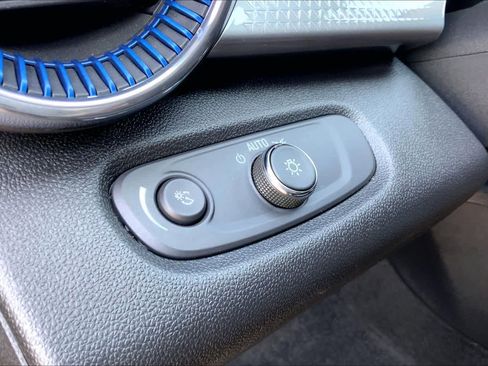 Used 2025 Chevrolet Trax LT image 32