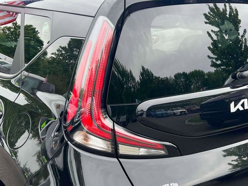 Used 2025 Kia Soul LX FWD image 8