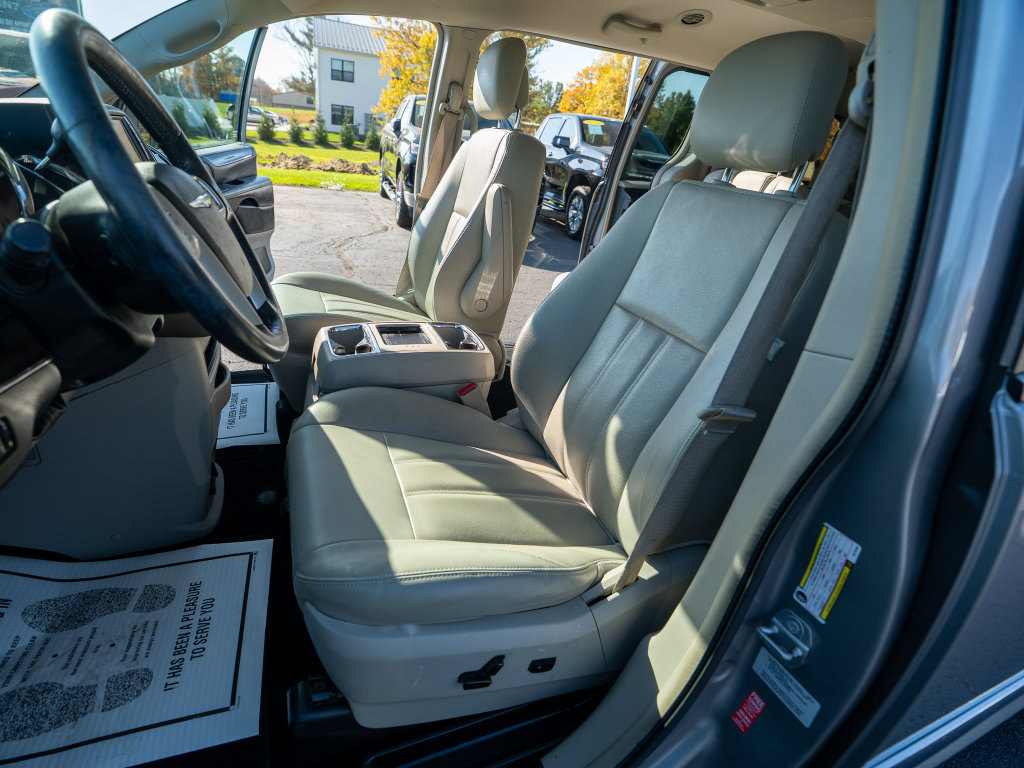 Used 2016 Chrysler Town & Country Touring w/ Driver Convenience Group FWD image 17