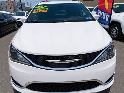 Used 2018 Chrysler Pacifica Touring-L FWD image 3