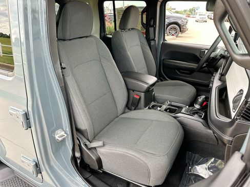 Used 2025 Jeep Wrangler Unlimited Sahara AWD/4WD image 24