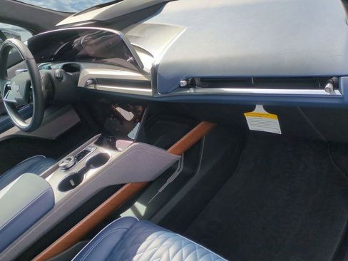 Used 2026 Cadillac Vistiq Premium Luxury image 16