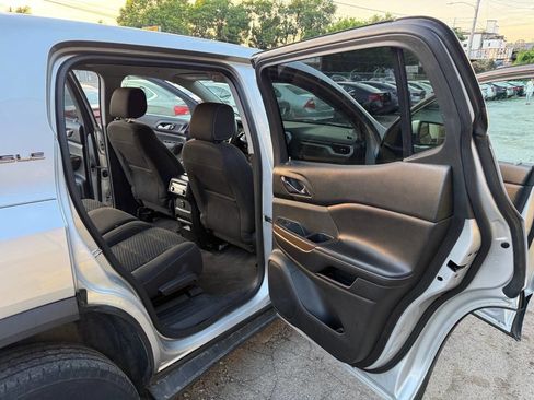 Used 2017 GMC Acadia SLE FWD image 16