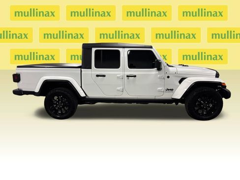 Used 2025 Jeep Gladiator Sport image 21