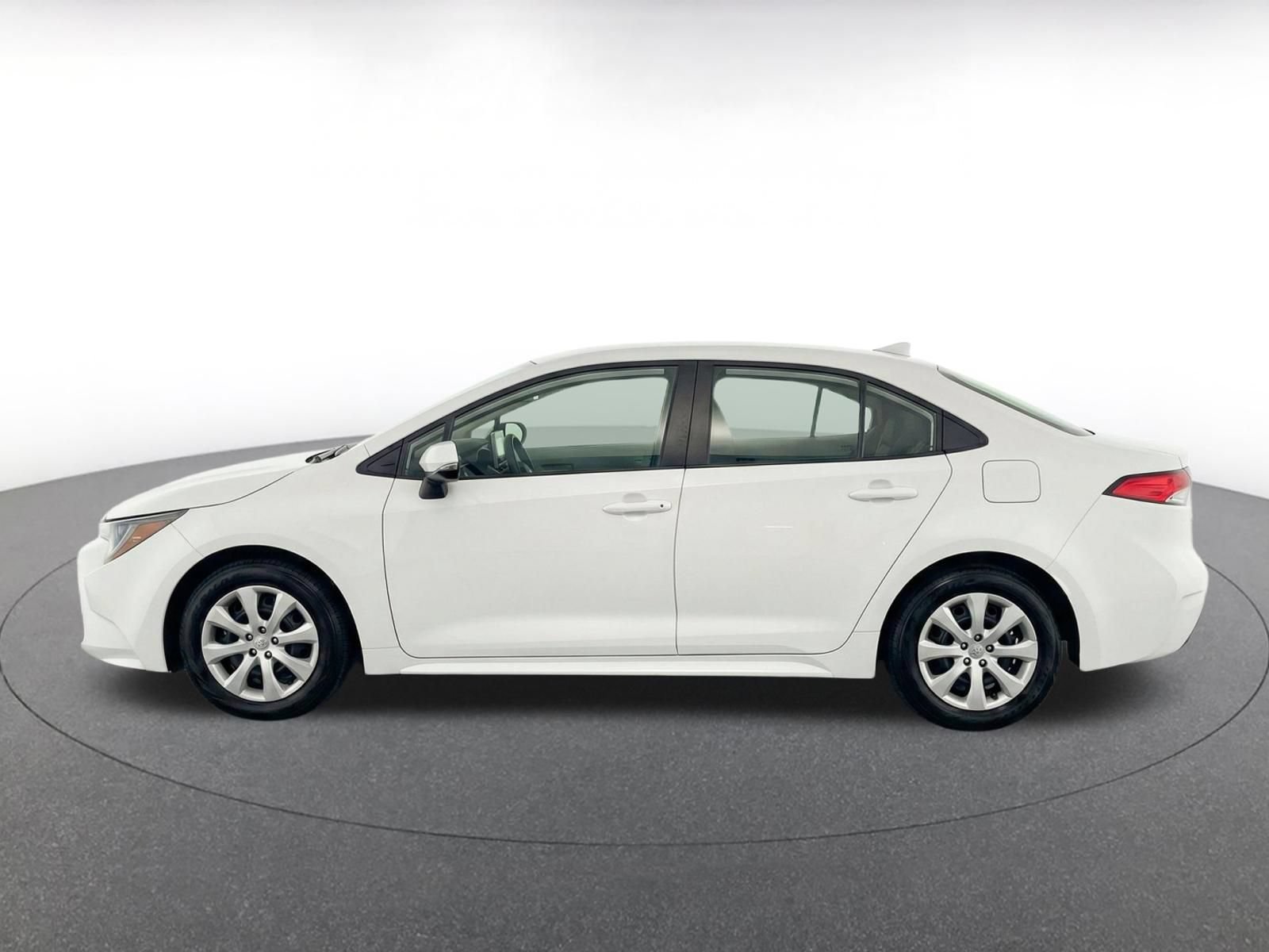 Used 2025 Toyota Corolla LE FWD image 4