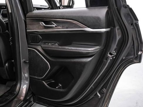 Used 2022 Jeep Grand Cherokee Limited image 46