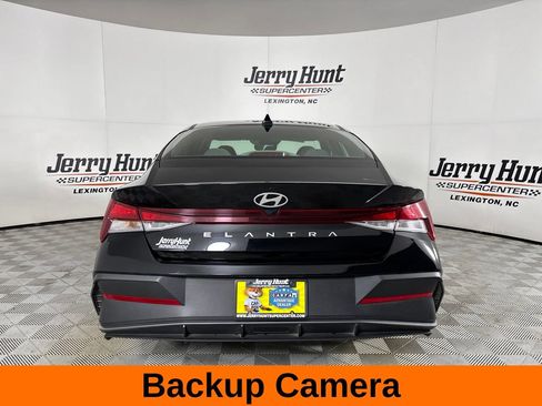Used 2025 Hyundai Elantra SE FWD image 7