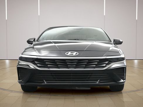 Used 2025 Hyundai Elantra Sport FWD image 21