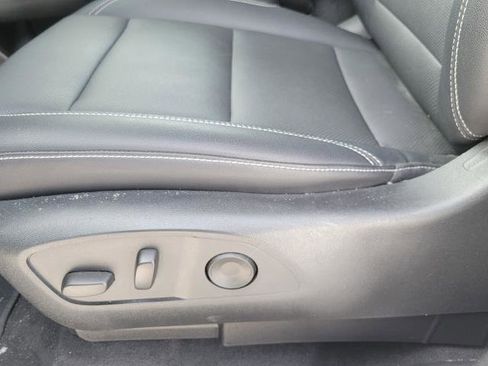 Used 2025 Chevrolet Traverse LT image 9