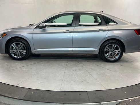 Used 2024 Volkswagen Jetta SE FWD image 2