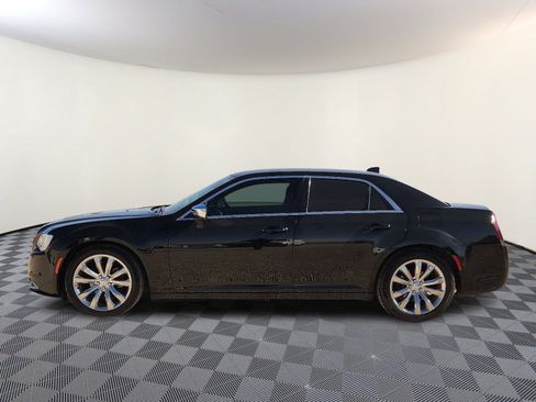 Used 2018 Chrysler 300 Touring w/ Chrome Appearance Package image 2