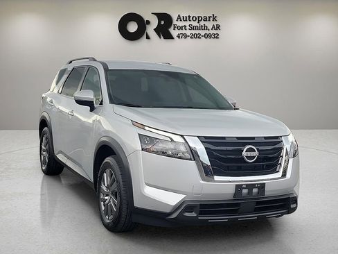 Used 2025 Nissan Pathfinder SV FWD image 1