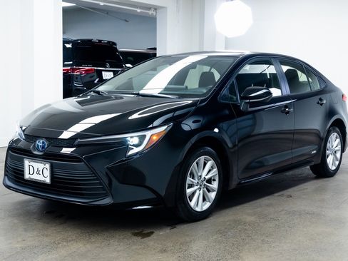 Used 2025 Toyota Corolla LE image 3