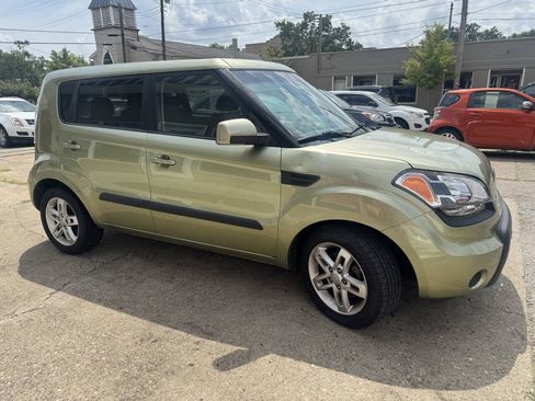 Used 2011 Kia Soul + w/ Audio Pkg FWD image 10
