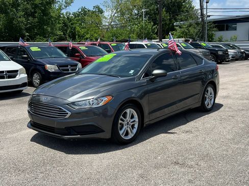Used 2018 Ford Fusion SE w/ Fusion SE Technology Package FWD image 2