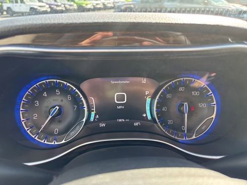 Used 2024 Chrysler Pacifica Limited FWD image 11