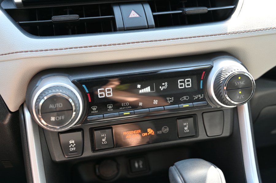 Used 2019 Toyota RAV4 XLE AWD/4WD image 28