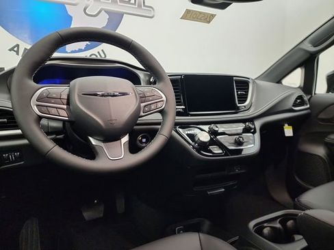 New 2026 Chrysler Pacifica Select image 18