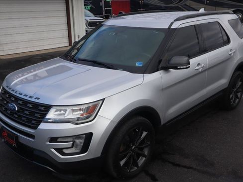 Used 2017 Ford Explorer XLT w/ Equipment Group 202A image 12