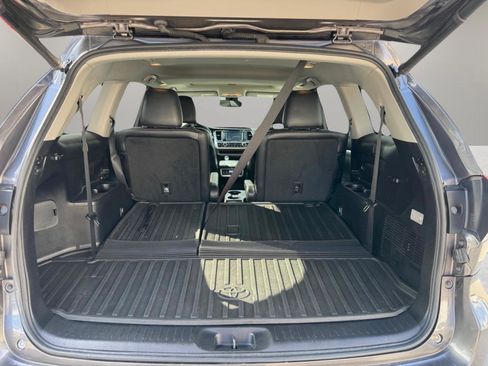 Used 2018 Toyota Highlander XLE AWD/4WD image 11