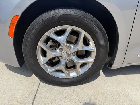 Used 2018 Chrysler Pacifica Limited FWD image 75