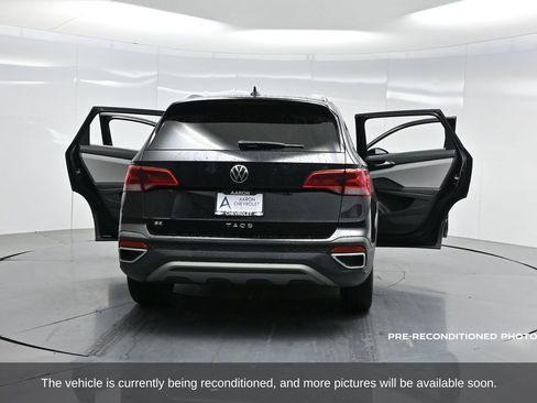 Used 2023 Volkswagen Taos SE w/ Panoramic Sunroof Package image 47
