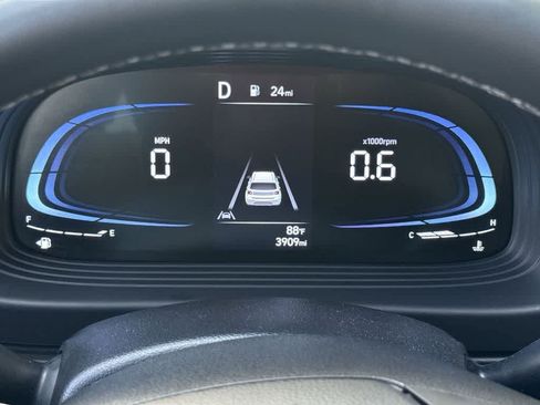 Used 2024 Hyundai Venue SEL FWD image 16