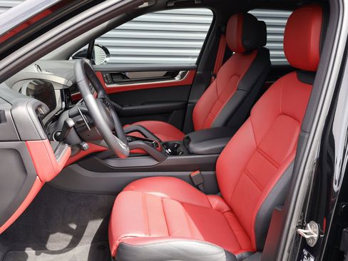 Certified 2025 Porsche Cayenne E-Hybrid AWD/4WD image 5
