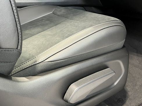 New 2025 Jeep Grand Cherokee Altitude image 9