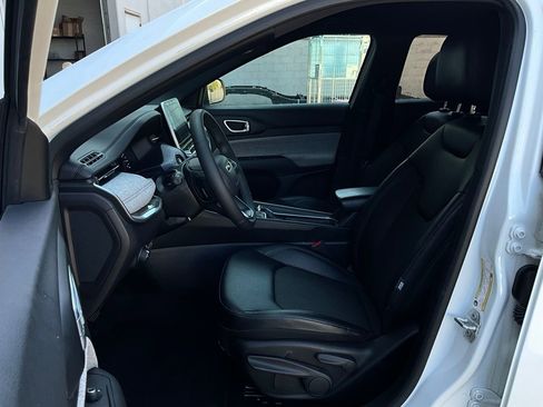 Used 2025 Jeep Compass Latitude image 10