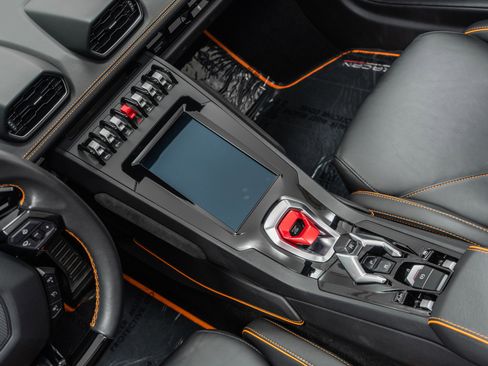 Used 2020 Lamborghini Huracan EVO image 28