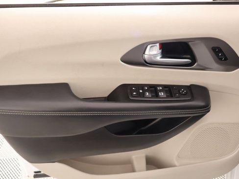 Used 2024 Chrysler Pacifica Touring-L image 17