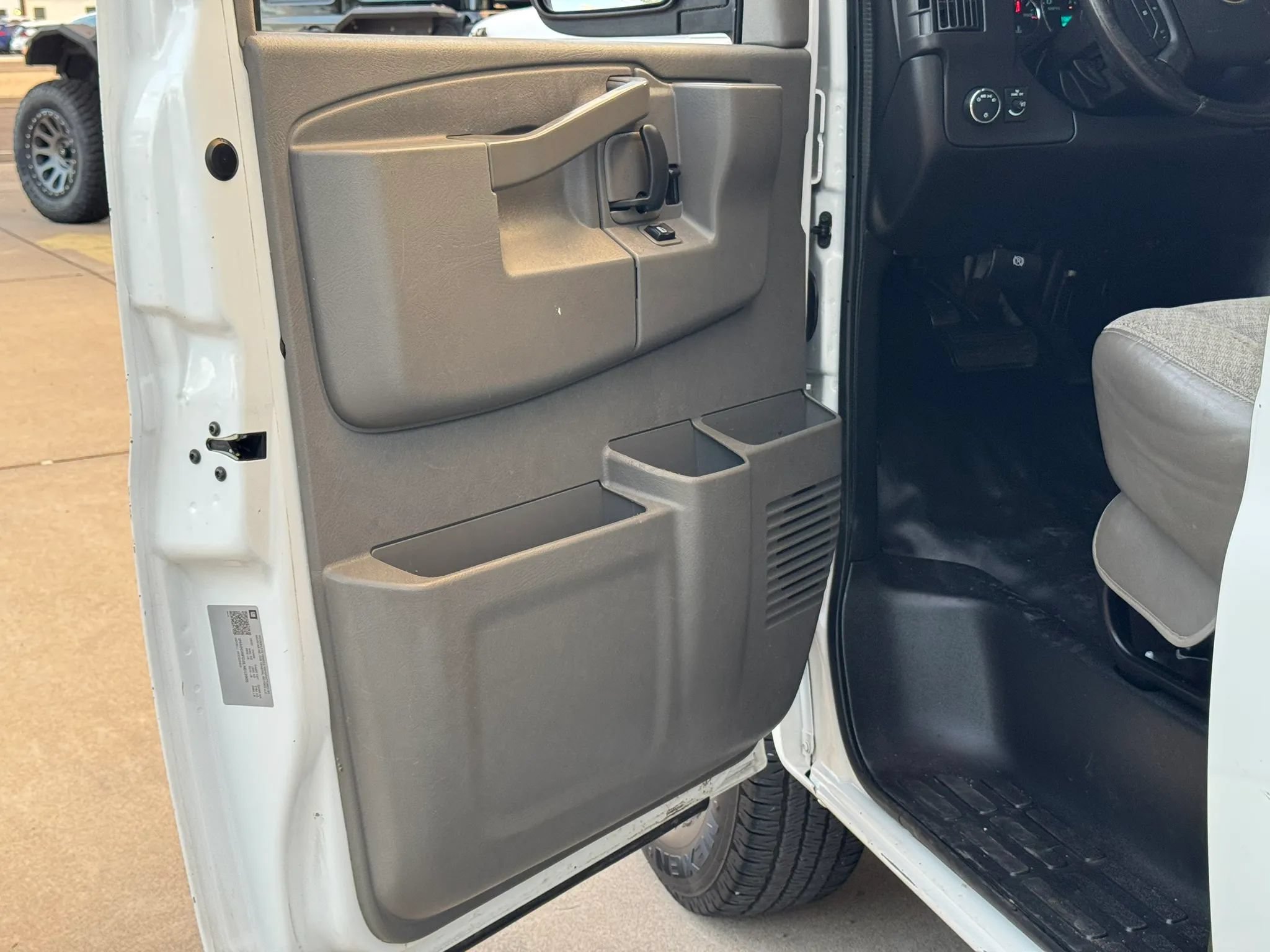 Used 2020 Chevrolet Express 3500 w/ Power Convenience Package RWD image 9