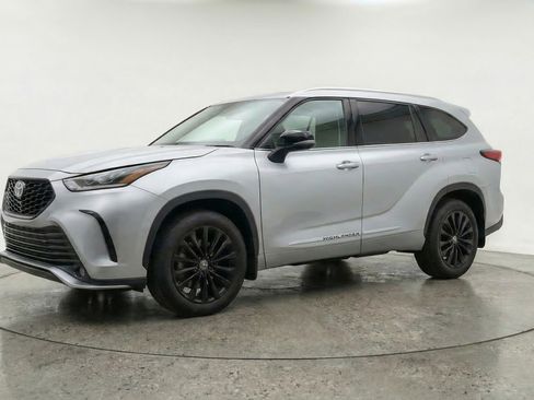 Used 2025 Toyota Highlander XSE AWD/4WD image 3