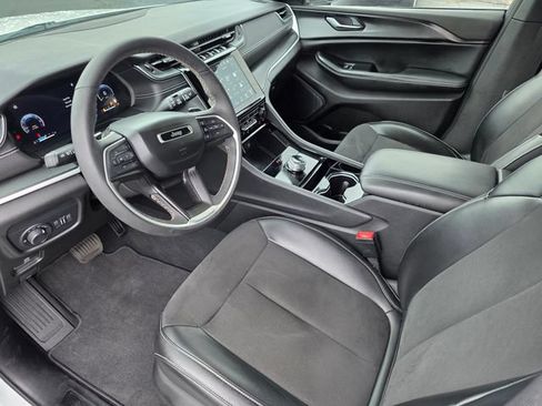 Used 2023 Jeep Grand Cherokee L Laredo RWD image 20