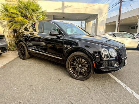Used 2020 Bentley Bentayga image 1
