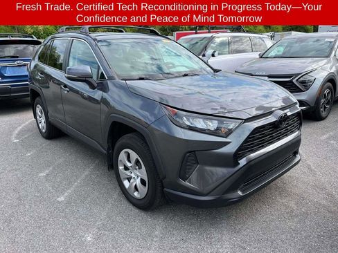 Used 2021 Toyota RAV4 LE image 1