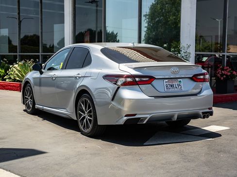 Used 2022 Toyota Camry SE w/ Convenience Package FWD image 2