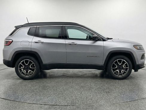 Used 2025 Jeep Compass Trailhawk image 11