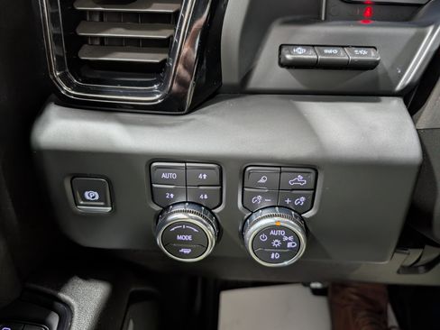 Used 2025 GMC Sierra 2500 AT4 w/ AT4 Premium Plus Package image 25